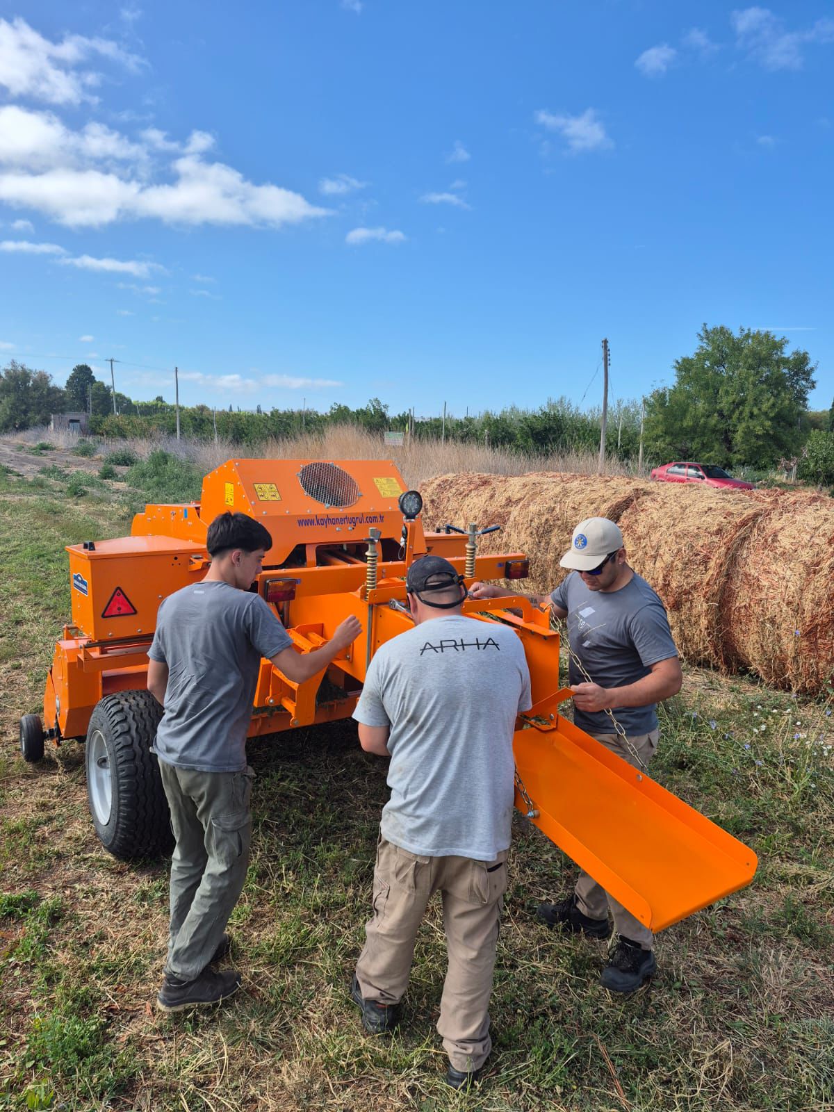 Equipo ARHA trabajando en maquinaria agrícola
